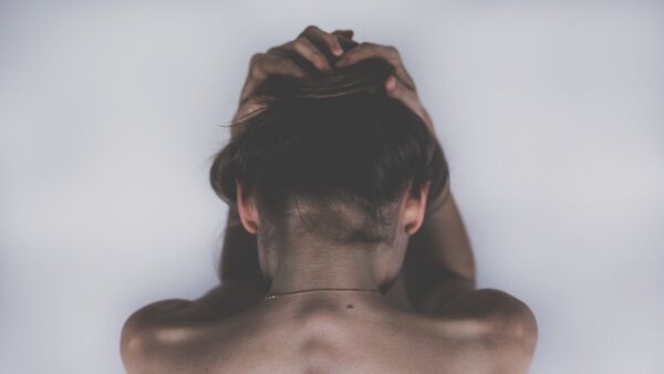 Девушка страдающая от головной боли,фото из архива - Sputnik Азербайджан