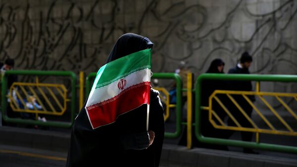 Иранская женщина держит национальный флаг во время митинга, посвященного 37-й годовщине исламской революции в Тегеране, Иран , 11 февраля 2016 года - Sputnik Azərbaycan