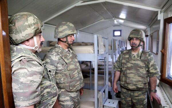 Министр обороны посетил передовые подразделения, расположенные на различных направлениях фронта - Sputnik Азербайджан
