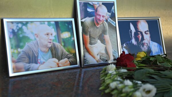 Цветы у Дома журналиста в память о троих убитых в Центральноафриканской Республике журналистах - Sputnik Азербайджан