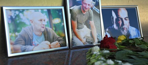 Цветы у Дома журналиста в память о троих убитых в Центральноафриканской Республике журналистах - Sputnik Азербайджан