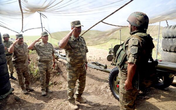 Министр обороны проверил готовность подразделений в прифронтовой зоне к зимнему периоду - Sputnik Азербайджан