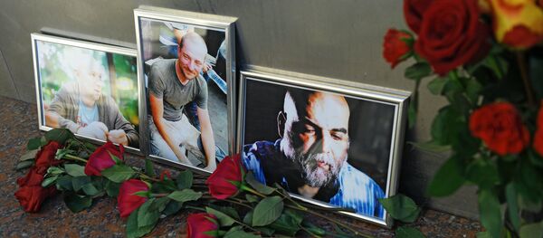 Цветы у Дома журналиста в память о троих убитых в Центральноафриканской Республике журналистах - Sputnik Азербайджан