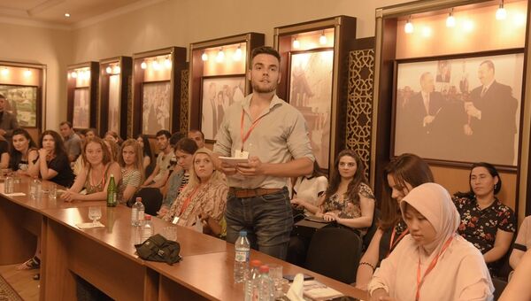 На встрече слушателей седьмой Летней школы азербайджанского мультикультурализма - Sputnik Азербайджан