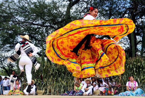 Танцовщица выступает на городской площади в рамках праздника Guelaguetza в Мексике - Sputnik Азербайджан