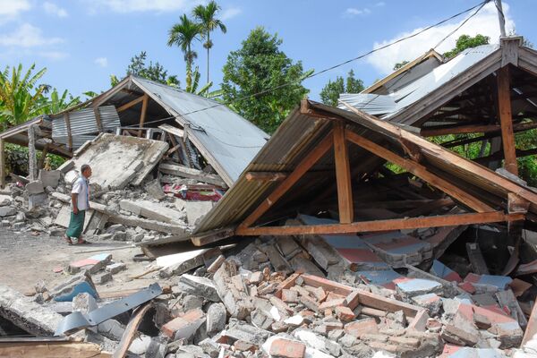 Разрушенные в результате сильного землетрясения дома в Ломбоке, Индонезия - Sputnik Азербайджан