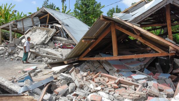 Разрушенные в результате сильного землетрясения дома в Ломбоке, Индонезия - Sputnik Azərbaycan