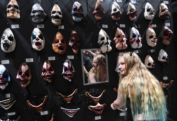 Страшные маски на стенде во время ежегодной конвенции Midsummer Scream Horror Convention в калифорнийском городе Лонг-Бич - Sputnik Азербайджан