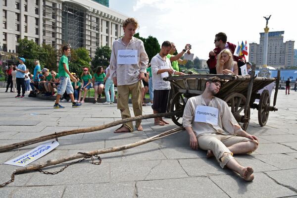 Участники социально-информационной акции противодействия торговле людьми в Киеве - Sputnik Азербайджан