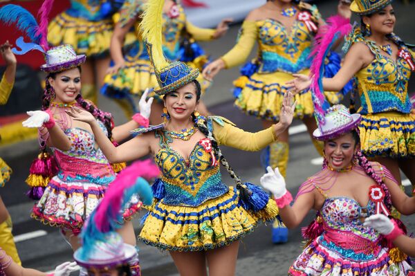 Танцоры на параде в честь Дня независимости в Лиме, Перу - Sputnik Азербайджан