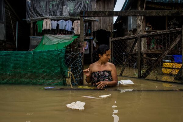 Женщина на затопленной улице в регионе Баго, Мьянма - Sputnik Азербайджан