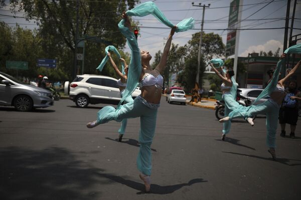 Балерины танцуют посреди улицы, пока горит красный свет светофора в Мехико - Sputnik Азербайджан