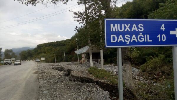 Дорожный указатель села Мухас Огузского района - Sputnik Азербайджан