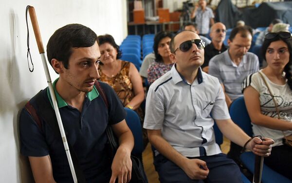 Акция протеста слабовидящих людей (6 августа 2018). Еревaн - Sputnik Азербайджан