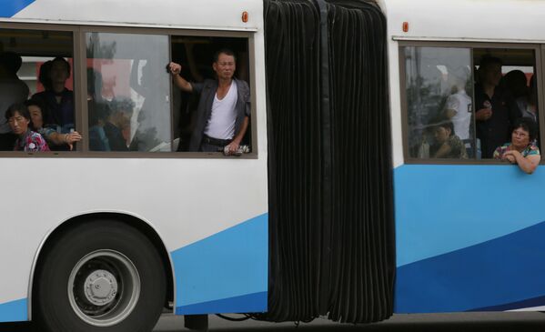 Люди едут на троллейбусе в Пхеньяне, Северная Корея - Sputnik Азербайджан