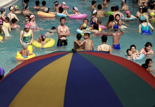 Люди в бассейне Munsu Water Park в Пхеньяне, Северная Корея - Sputnik Азербайджан