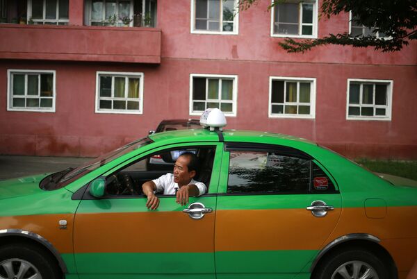 Таксист ждет клиента в Пхеньяне, Северная Корея - Sputnik Азербайджан