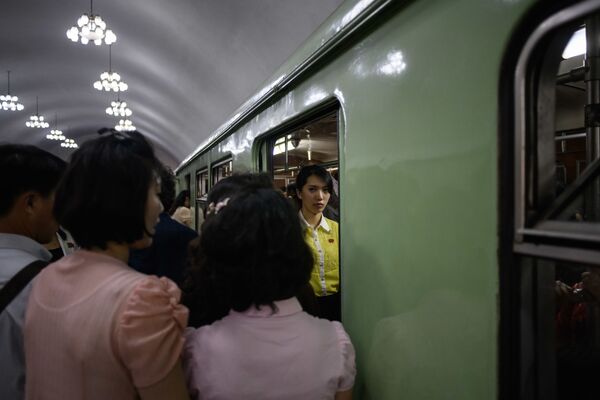 Пассажиры в пхеньянском метро - Sputnik Азербайджан