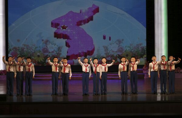 Хор мальчиков на выступлении во Дворце школьников района Мангендэ в Пхеньяне, КНДР - Sputnik Азербайджан