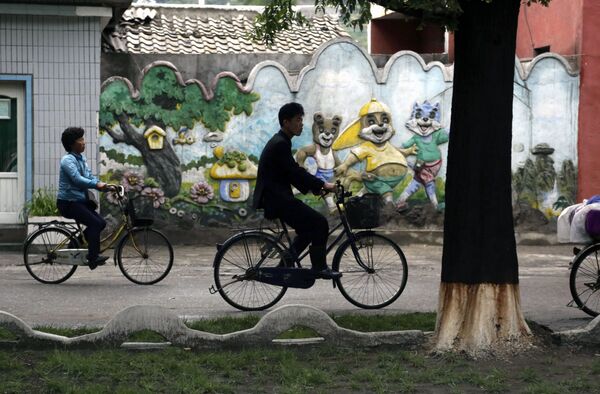 Катающиеся на велосипедах в северокорейском городе Вонсан - Sputnik Азербайджан