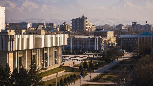 Аллея молодежи и панарамный вид на город Бишкек - Sputnik Азербайджан