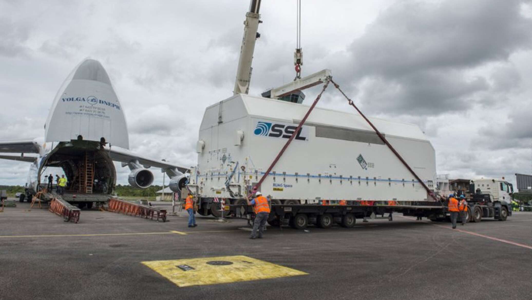 Спутник азербайджан последние новости. Спутник Азербайджан. Azerspace-2, Intelsat 38. Azersky Спутник.