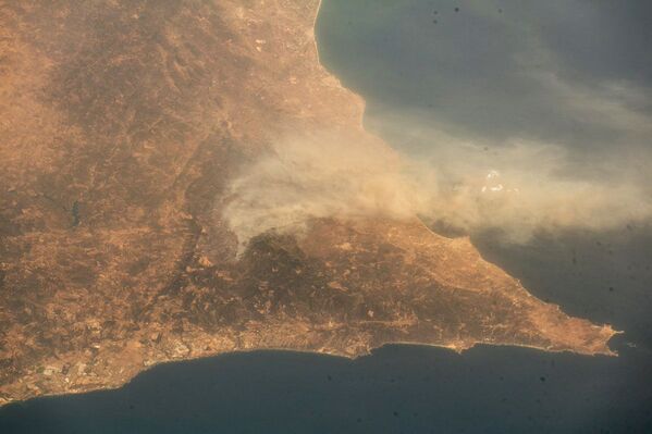 Вид на горящую Португалию с борта МКС - Sputnik Азербайджан
