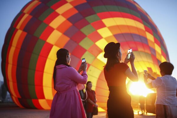 Туристы у воздушного шара в Каппадокии, Турция - Sputnik Азербайджан