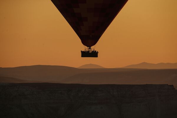 Туристы на воздушном шаре во время полета над Каппадокией, Турция - Sputnik Азербайджан