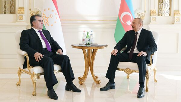 Президенты Азербайджана и Таджикистана Ильхам Алиев и Эмомали Рахмон в ходе встречи. Баку, 10 августа 2018 года - Sputnik Азербайджан