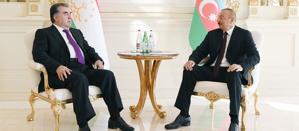 Президенты Азербайджана и Таджикистана Ильхам Алиев и Эмомали Рахмон в ходе встречи. Баку, 10 августа 2018 года - Sputnik Азербайджан