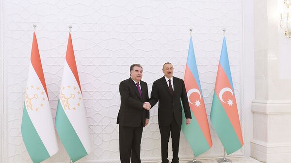 Президенты Азербайджана и Таджикистана Ильхам Алиев и Эмомали Рахмон в ходе встречи. Баку, 10 августа 2018 года  - Sputnik Азербайджан