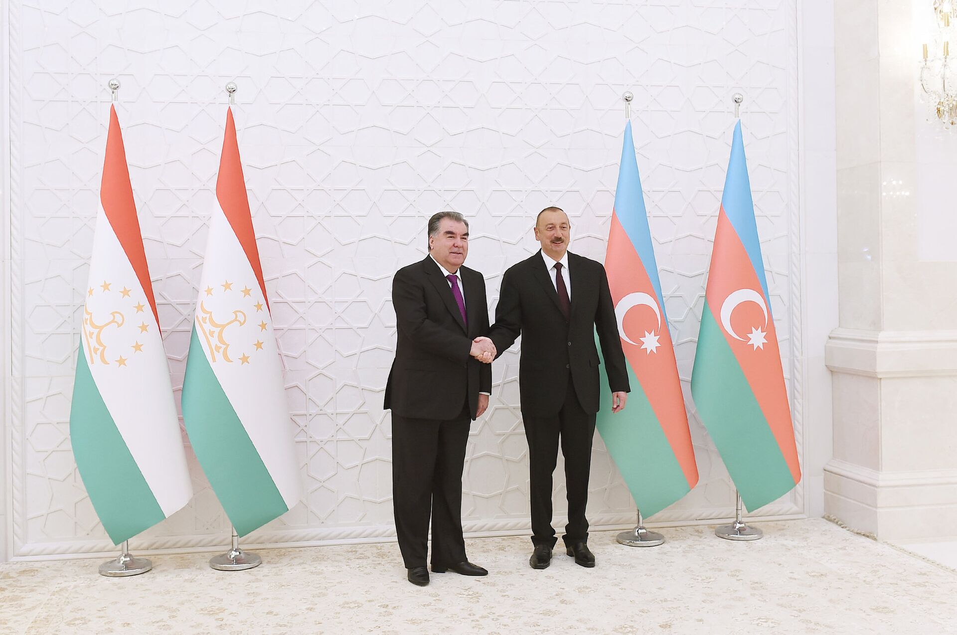 Президенты Азербайджана и Таджикистана Ильхам Алиев и Эмомали Рахмон в ходе встречи. Баку, 10 августа 2018 года  - Sputnik Azərbaycan, 1920, 05.10.2022