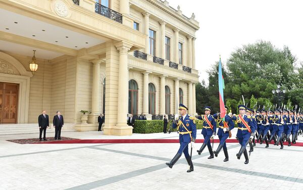 Официальная церемония встречи президента Таджикистана Эмомали Рахмона в Баку, 10 августа 2018 года / - Sputnik Азербайджан