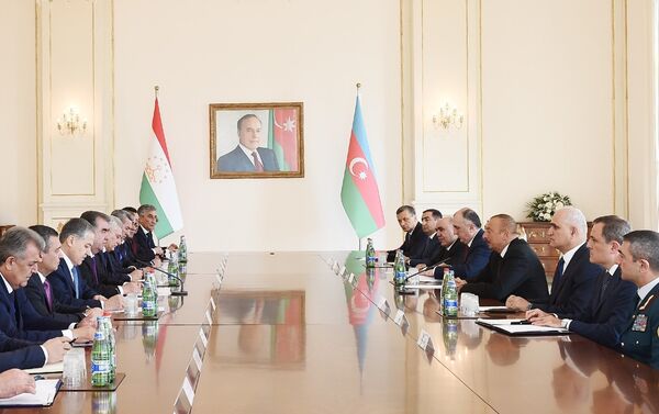 Встреча президентов Азербайджана и Таджикистана в расширенном составе - Sputnik Азербайджан