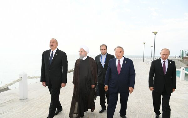 По завершении Пятого саммита глав государств прикаспийских стран президенты совершили прогулку по набережной города Актау - Sputnik Азербайджан