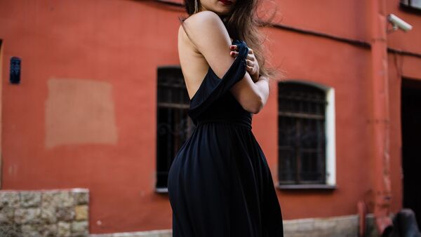 Девушка в платье на улице города - Sputnik Азербайджан