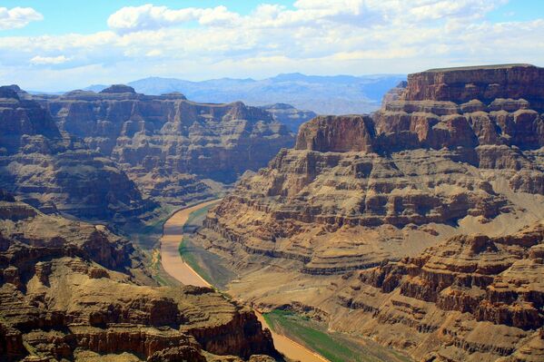Гранд-Каньон является одним из самых глубоких каньонов в мире. Его прорезывает река Колорадо в толще песчаников, известняков и сланцев. Эти удивительные природные явления происходили в течение 10 миллионов лет - Sputnik Азербайджан