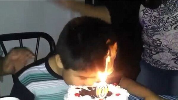 Ребенок задувал свечи и загорелся - Sputnik Азербайджан