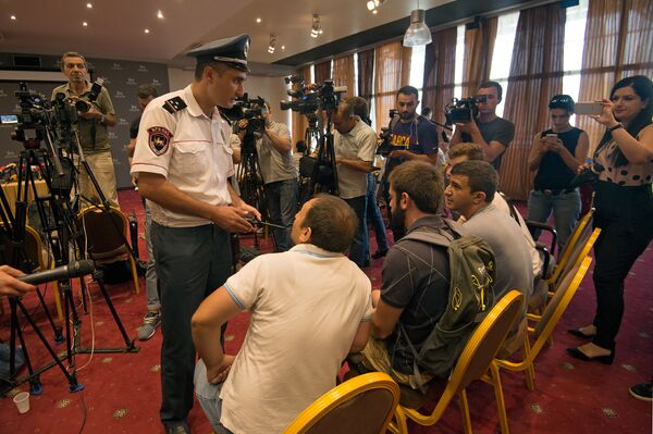 Активисты ворвались в зал, где должна была состояться пресс-конференция Роберта Кочаряна Активисты ворвались в зал, где должна была состояться пресс-конференция Роберта Кочаряна - Sputnik Азербайджан