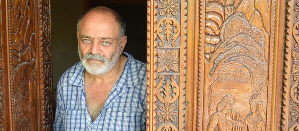 Мастер-резчик по дереву Низами Аббасов Мастер-резчик по дереву Низами Аббасов - Sputnik Азербайджан