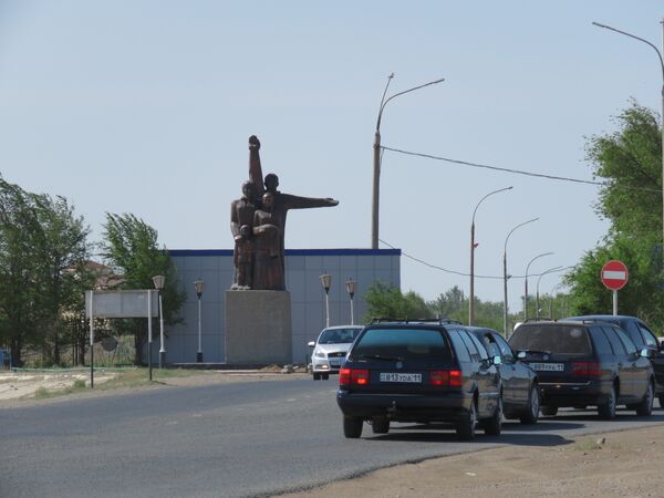 Народное название памятника у КПП №1 Семья ГАИшника Народное название памятника у КПП №1 Семья ГАИшника - Sputnik Азербайджан