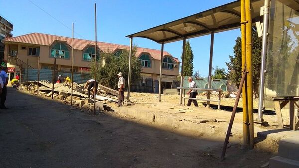 Xətai rayonu İnqilab İsmayılov küçəsində avtobus dayanacaq məntəqəsinin ətrafına çəkilən dəmir hasar sökülüb Xətai rayonu İnqilab İsmayılov küçəsində avtobus dayanacaq məntəqəsinin ətrafına çəkilən dəmir hasar sökülüb - Sputnik Azərbaycan