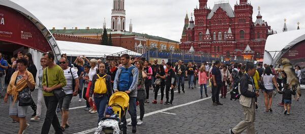 Туристы на Красной площади в Москве. Туристы на Красной площади в Москве. - Sputnik Азербайджан
