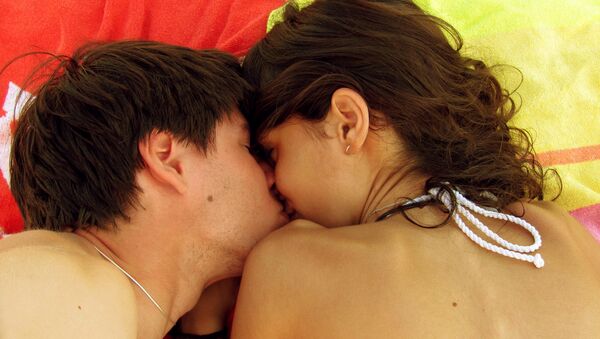 Целующаяся молодая пара, фото из рхива - Sputnik Азербайджан