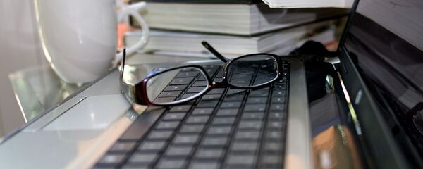 Персональный компьютер и книги, фото из архива Персональный компьютер и книги, фото из архива - Sputnik Азербайджан