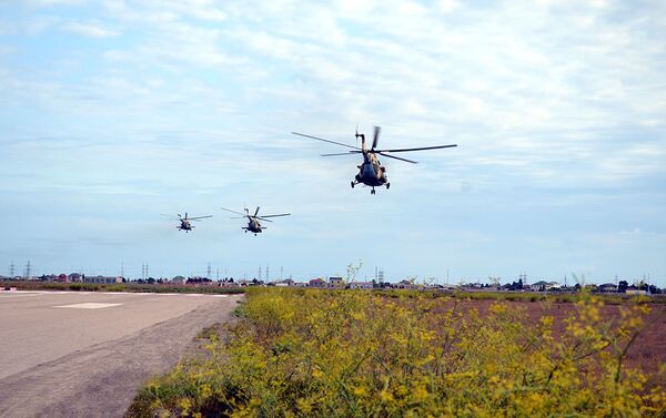 Летно-тактические занятия вертолетных подразделений Военно-воздушных сил Азербайджана - Sputnik Азербайджан