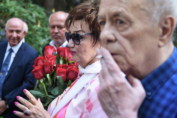 В Баку на Аллее почетного захоронения почтили память Муслима Магомаева в день его 76-летия - Sputnik Азербайджан