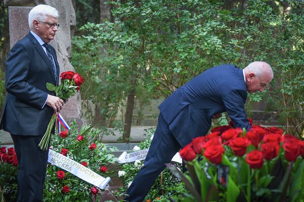 В Баку на Аллее почетного захоронения почтили память Муслима Магомаева в день его 76-летия - Sputnik Азербайджан