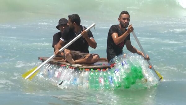 Бедный палестинский рыбак построил лодку из бутылок - Sputnik Азербайджан